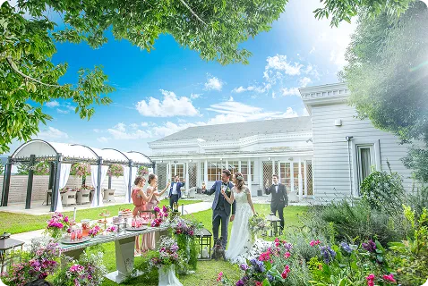ピュール｜芝生のガーデンでゲストと一緒に楽しむデザートビュッフェ