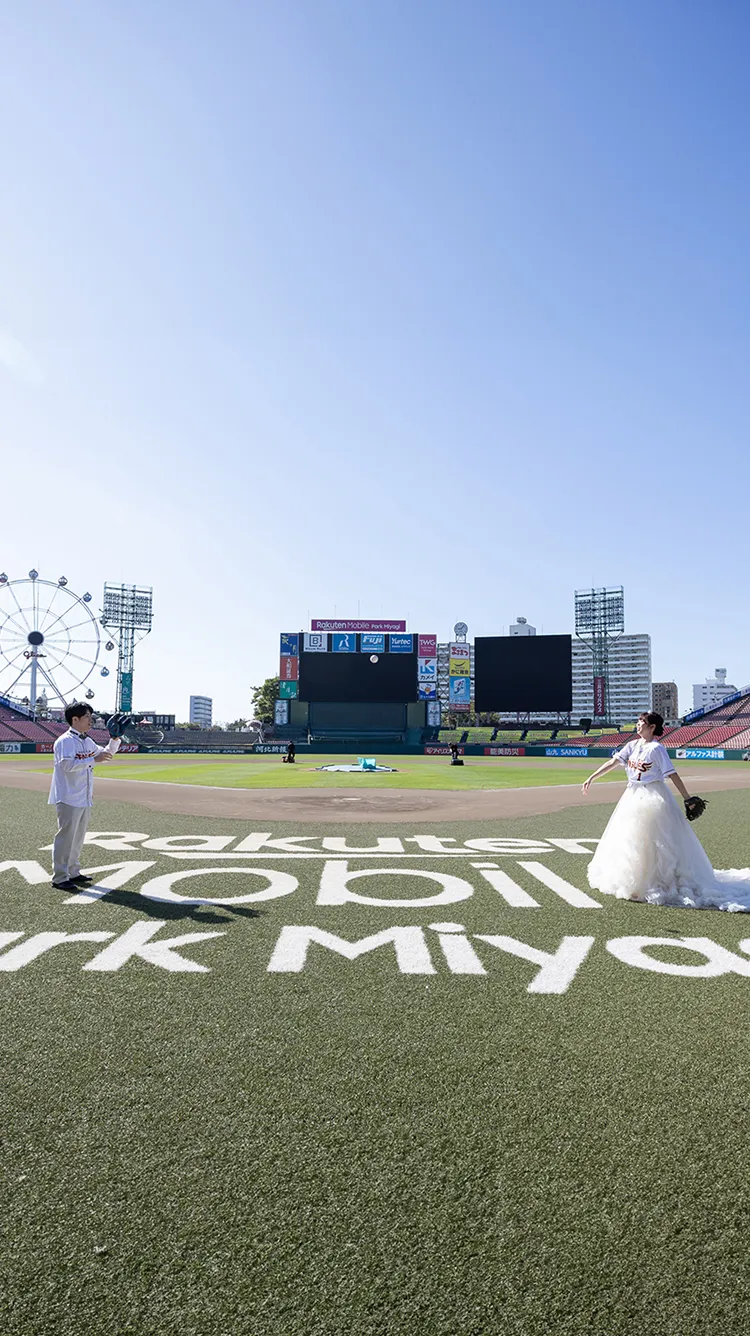 野球スタジアムでユニフォームを着てフォトウェディング撮影