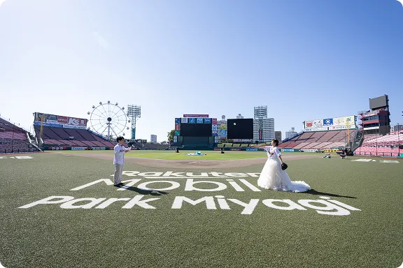 球場でユニフォームを着て撮るフォトウェディング