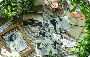 写真やキャンドルなどのウェディングアイテムたち